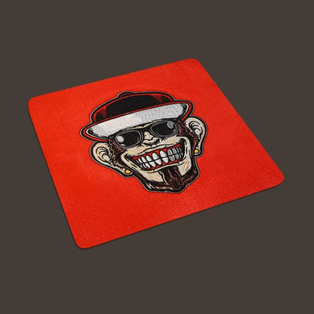 Affe mit Brille und Cap Stick – Bild 1