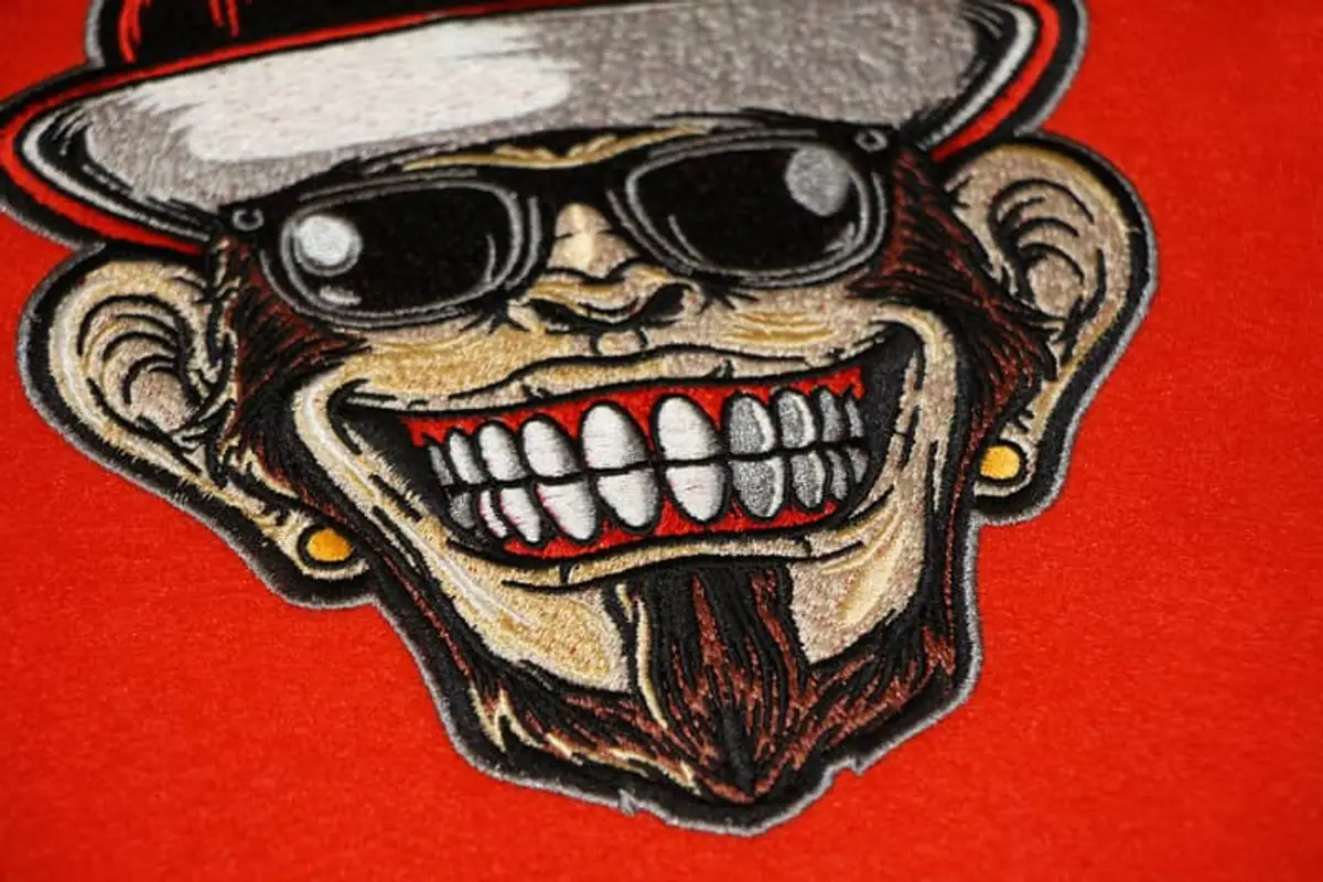 Affe mit Brille und Cap Stick – Bild 5