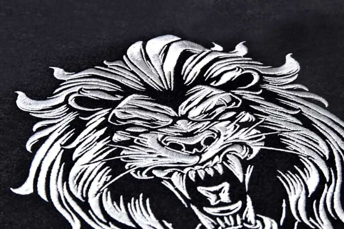 Umriss brüllender Löwenkopf Frontansicht Stick – Bild 5