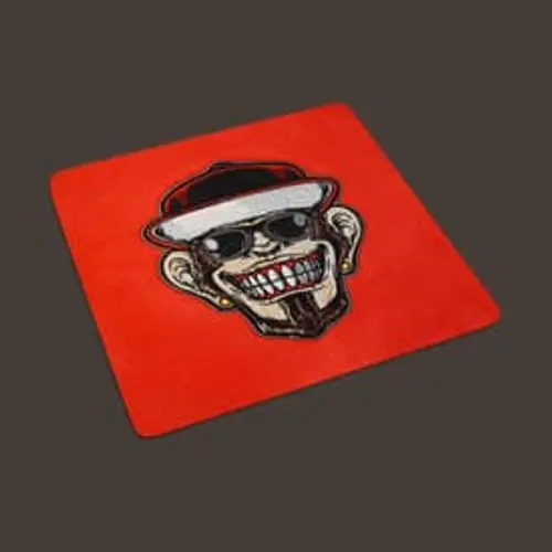 Cooles Stickdesign: Affe mit Brille und Cap. Trendiges Motiv für moderne Kunstwerke und Modeprojekte.