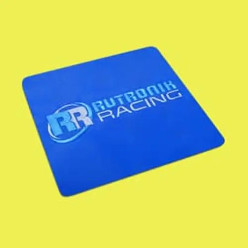Dynamisches Stickmotiv: Rutronik Racing Logo. Perfekt für Motorsportfans, Teamkleidung und Events.