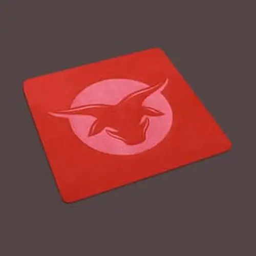 Dynamisches Stickmotiv: rotes Stierkopf-Logo. Perfekt für Sport, Vereinskleidung und moderne Accessoires.