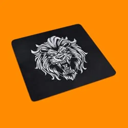 Kraftvolles Stickmotiv: Umriss eines brüllenden Löwenkopfs, Frontalansicht. Perfekt für starke Mode und Accessoires.