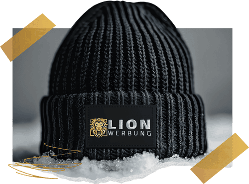 Mützen mit hochwertiger Stickerei von Lion Werbe GmbH, ideal für kalte Tage und als Werbeträger.