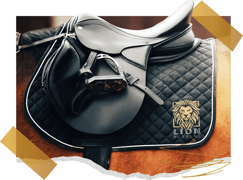 Satteldecken und Schabracken mit edler Stickerei von Lion Werbe GmbH für Reitbedarf.